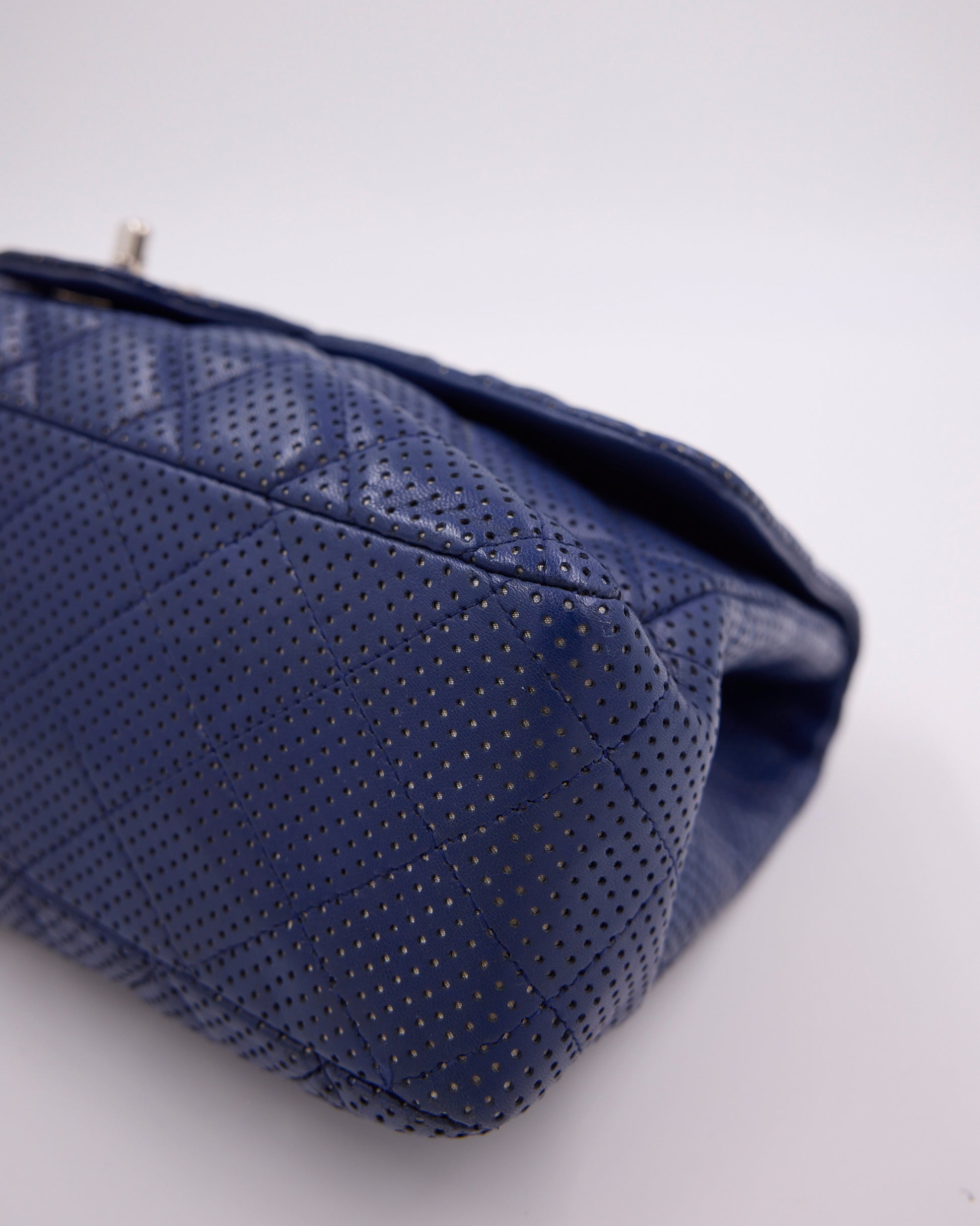 CHANEL Classic Single Flap Perforated blau SHW, blaue perforierte Designerhandtasche aus Leder