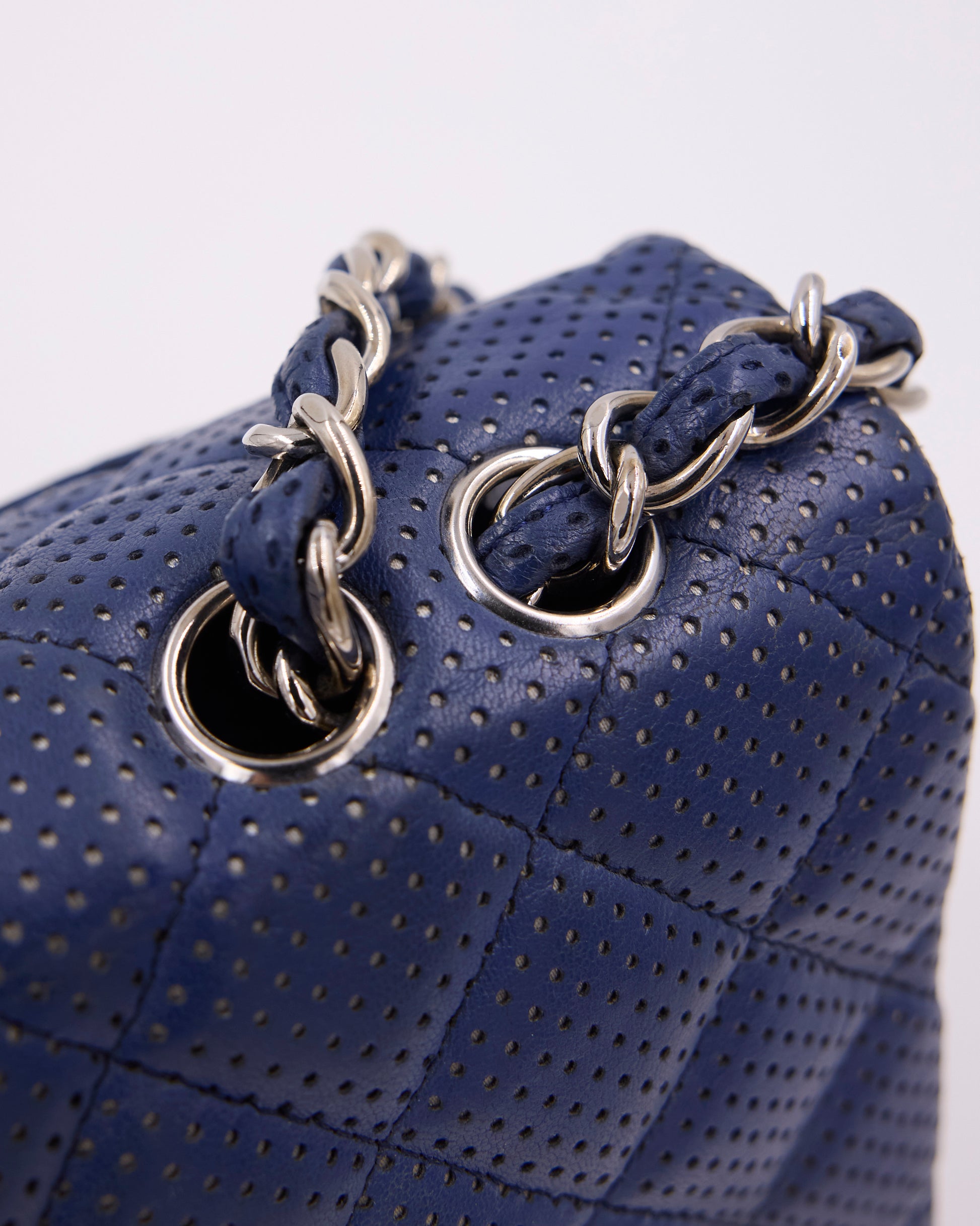 CHANEL Classic Single Flap Perforated blau SHW blaue perforierte Handtasche mit silberfarbener Kette