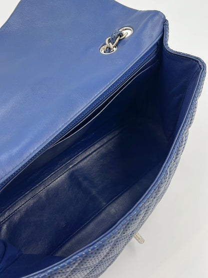 CHANEL Classic Single Flap Perforated blau SHW, geöffnete blaue Tasche mit Innenfach und silberfarbener Kette