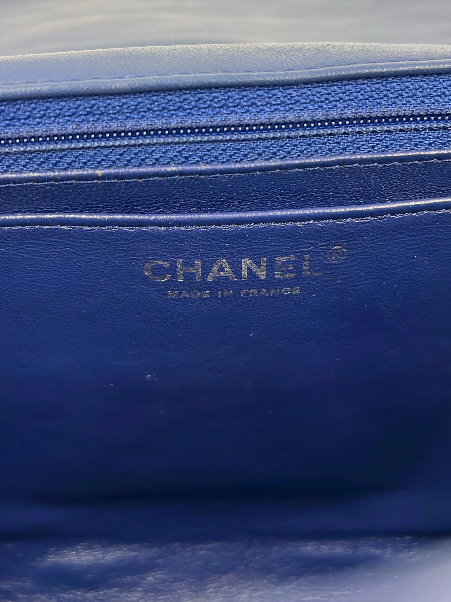 CHANEL Classic Single Flap Perforated blau SHW blaue Innenansicht mit CHANEL Prägung