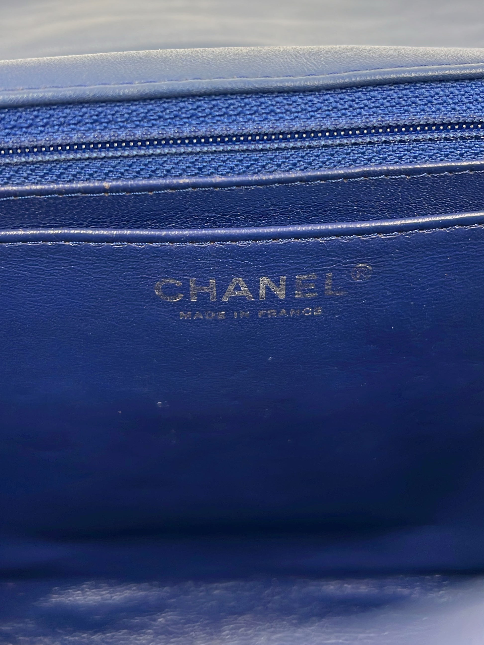 CHANEL Classic Single Flap Perforated blau SHW blaue Innenansicht mit CHANEL Prägung