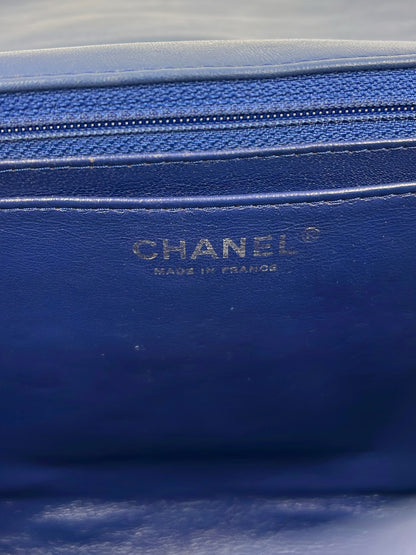 CHANEL Classic Single Flap Perforated blau SHW blaue Innenansicht mit CHANEL Prägung