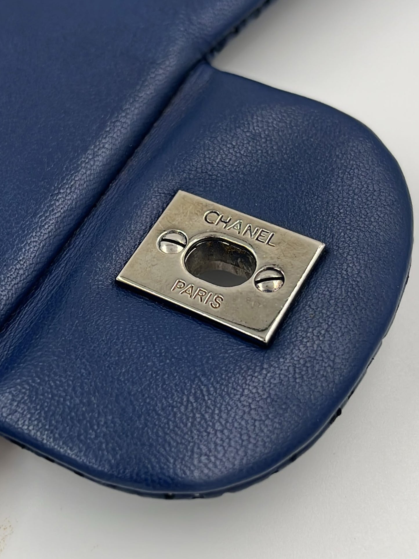 Detailaufnahme der CHANEL Classic Single Flap Perforated blau SHW mit silberfarbenem Verschluss