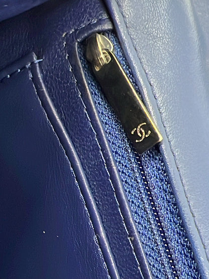 CHANEL Classic Single Flap Perforated blau SHW, Detailaufnahme des goldfarbenen Reißverschlusses auf blauem Leder
