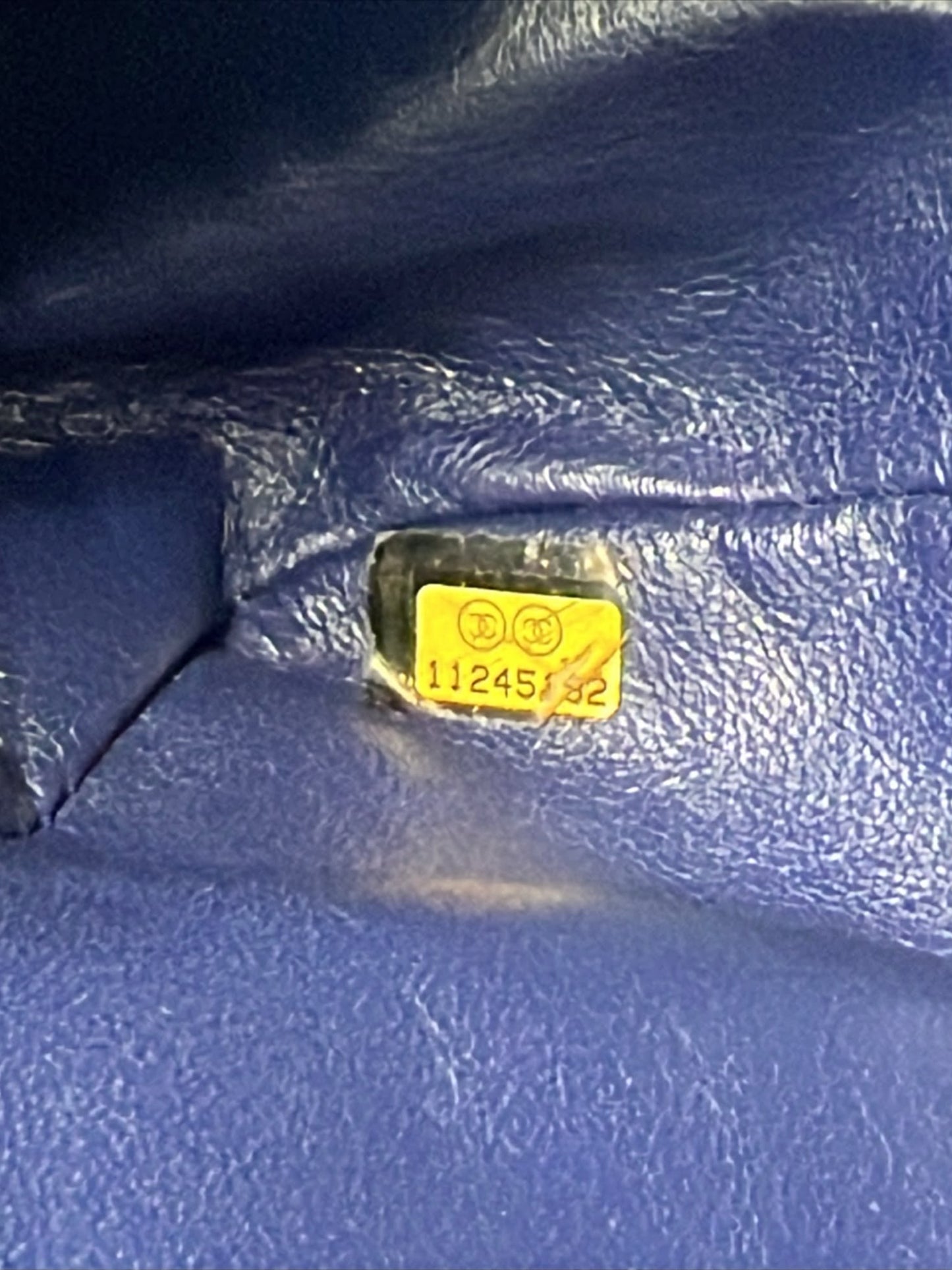 CHANEL Classic Single Flap Perforated blau SHW Innenansicht mit Serienaufkleber