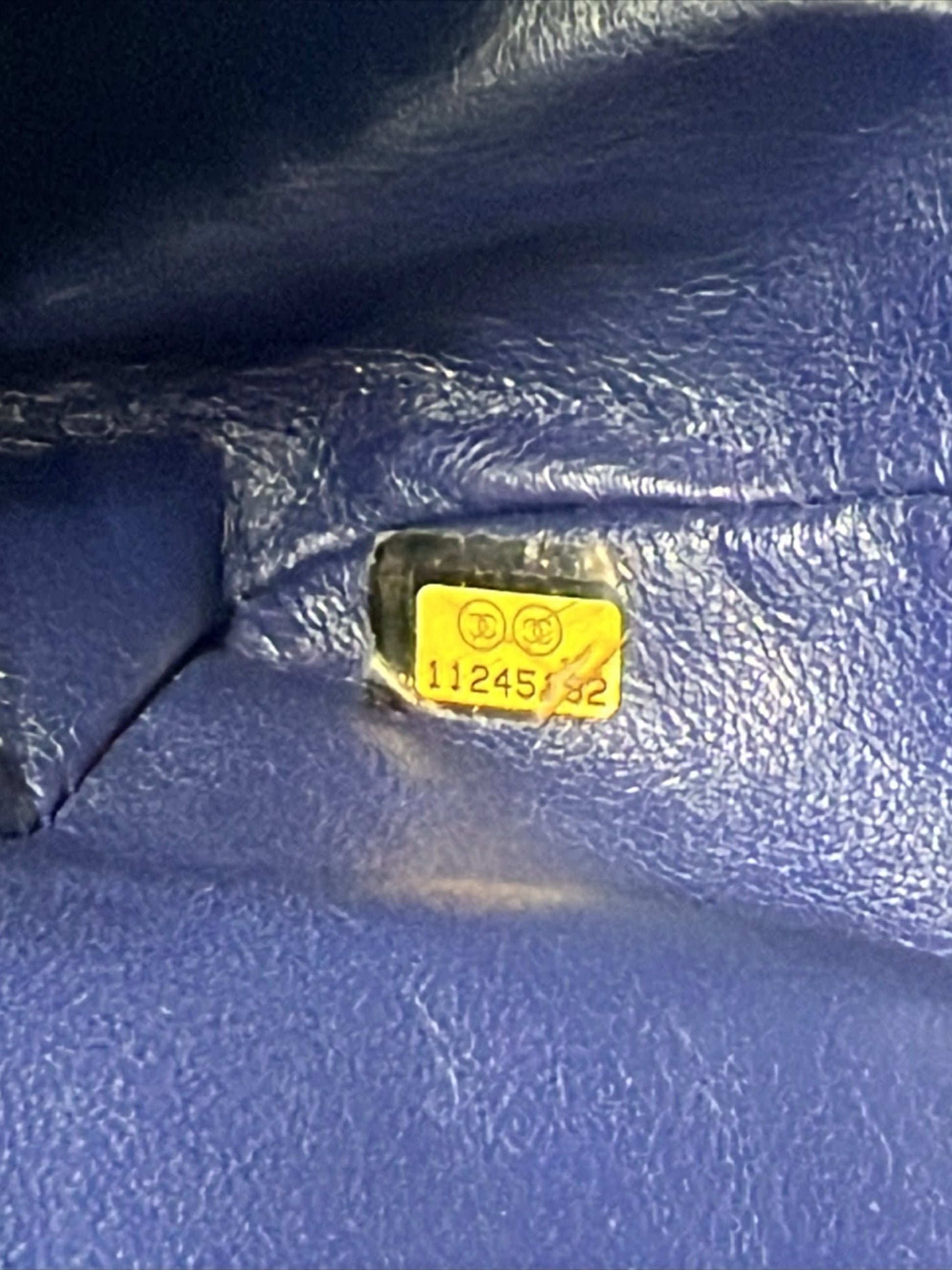 CHANEL Classic Single Flap Perforated blau SHW Innenansicht mit Serienaufkleber