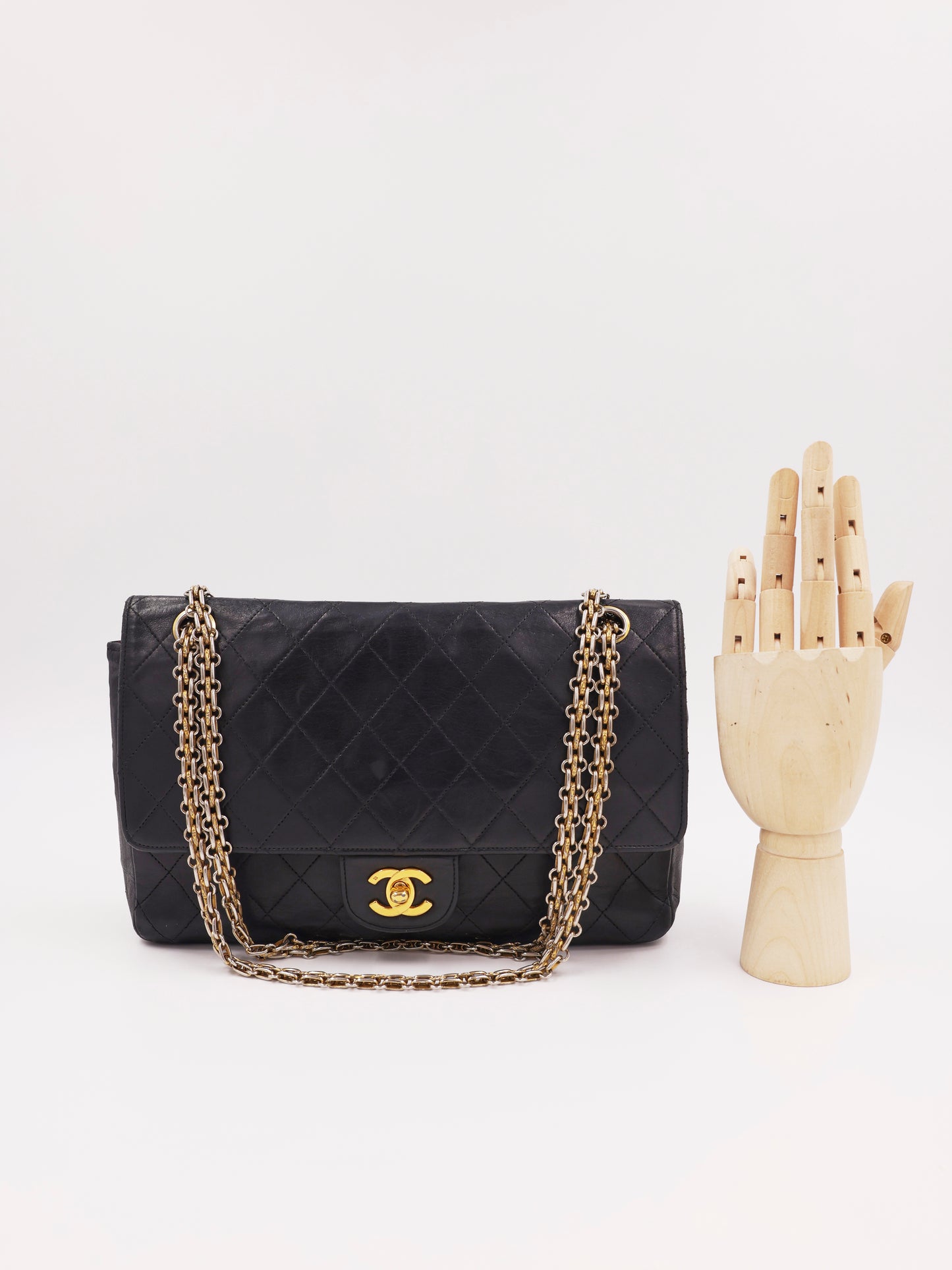 CHANEL Timeless Double Flap medium schwarz GHW schwarze Designerhandtasche aus zweiter Hand mit goldfarbener Kette