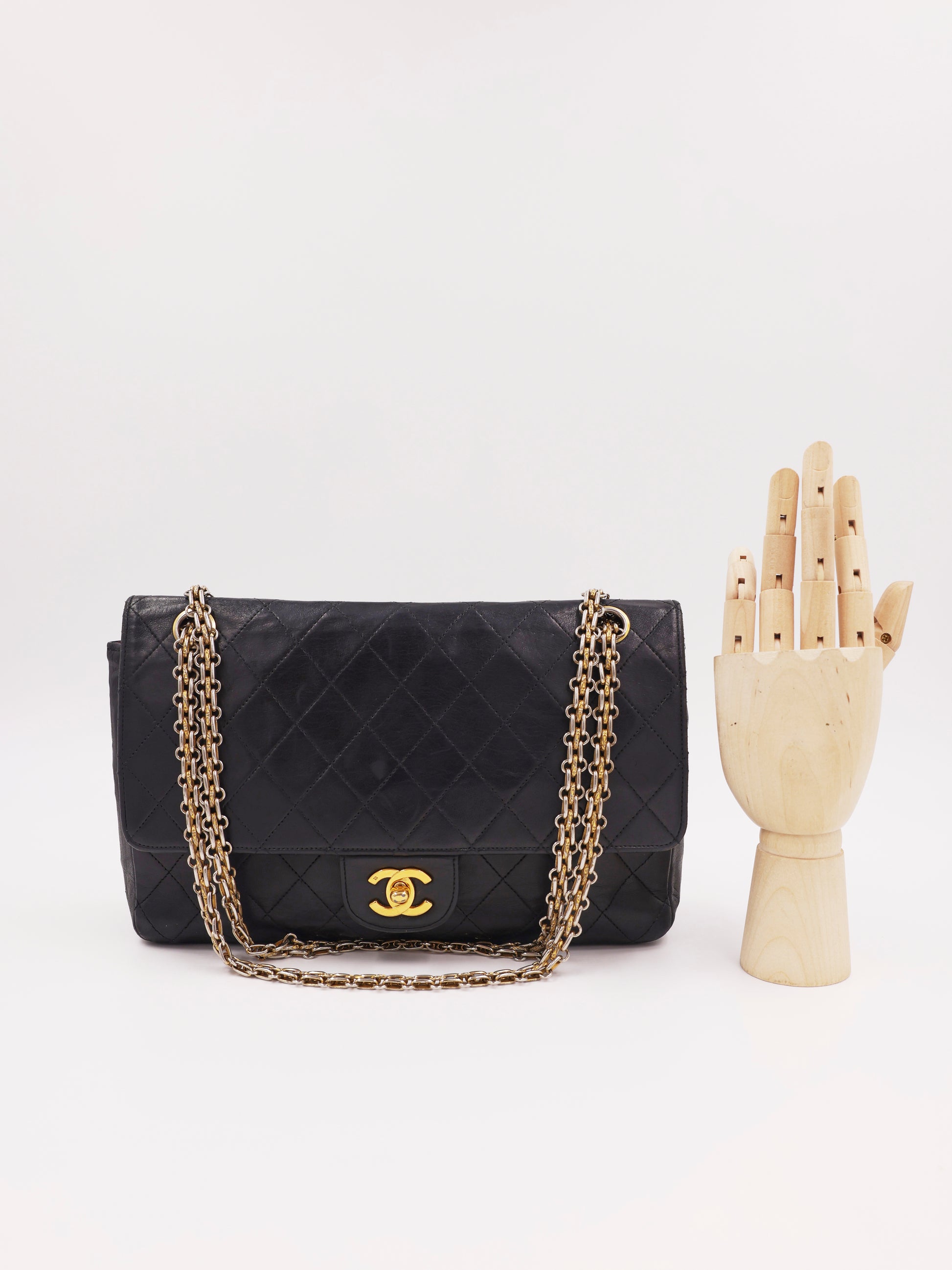CHANEL Timeless Double Flap medium schwarz GHW schwarze Designerhandtasche aus zweiter Hand mit goldfarbener Kette