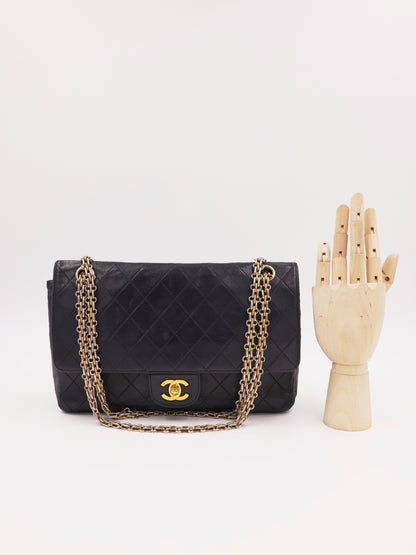 CHANEL Timeless Double Flap medium schwarz GHW schwarze Designerhandtasche aus zweiter Hand mit goldfarbener Kette