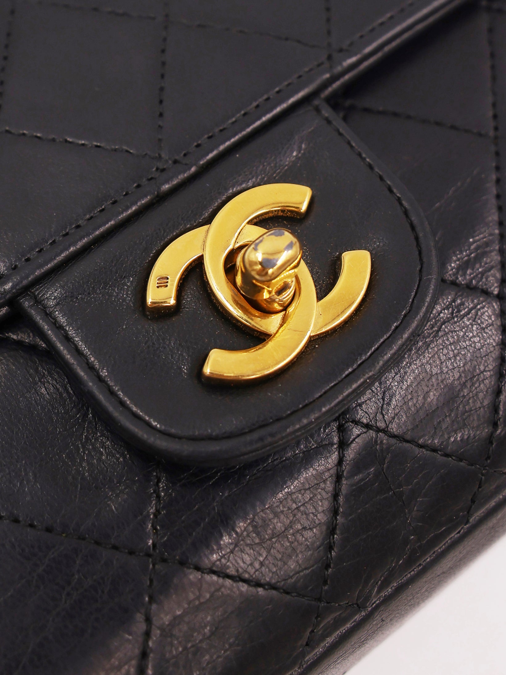 CHANEL Timeless Double Flap medium schwarz GHW, schwarze Designerhandtasche mit goldfarbenem CC Verschluss