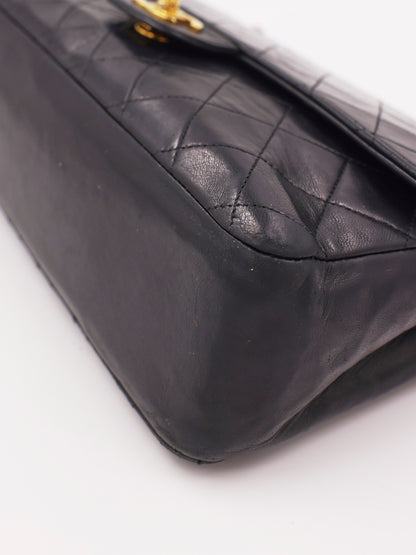 CHANEL Timeless Double Flap medium schwarz GHW, schwarze Designerhandtasche mit goldfarbenem Verschluss