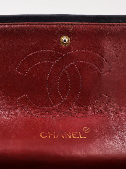 CHANEL Timeless Double Flap medium schwarz GHW mit rotem Lederinterieur und Chanel Logo
