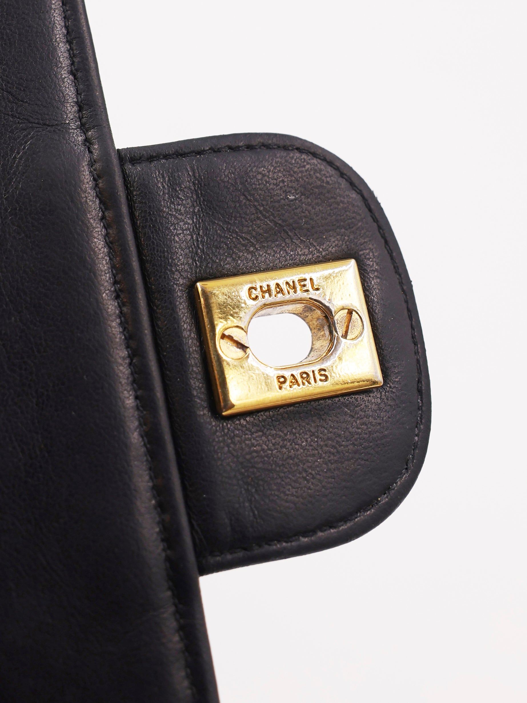 CHANEL Timeless Double Flap medium schwarz GHW mit goldfarbenem CHANEL Verschlussdetail