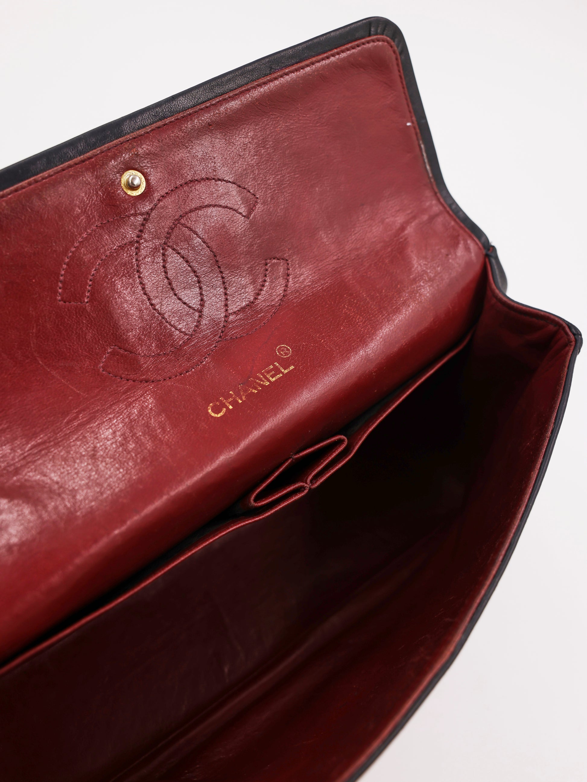 CHANEL Timeless Double Flap medium schwarz GHW mit rotem Lederfutter und Chanel Logo im Inneren