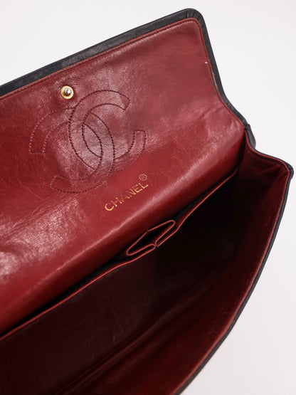 CHANEL Timeless Double Flap medium schwarz GHW mit rotem Lederfutter und Chanel Logo im Inneren