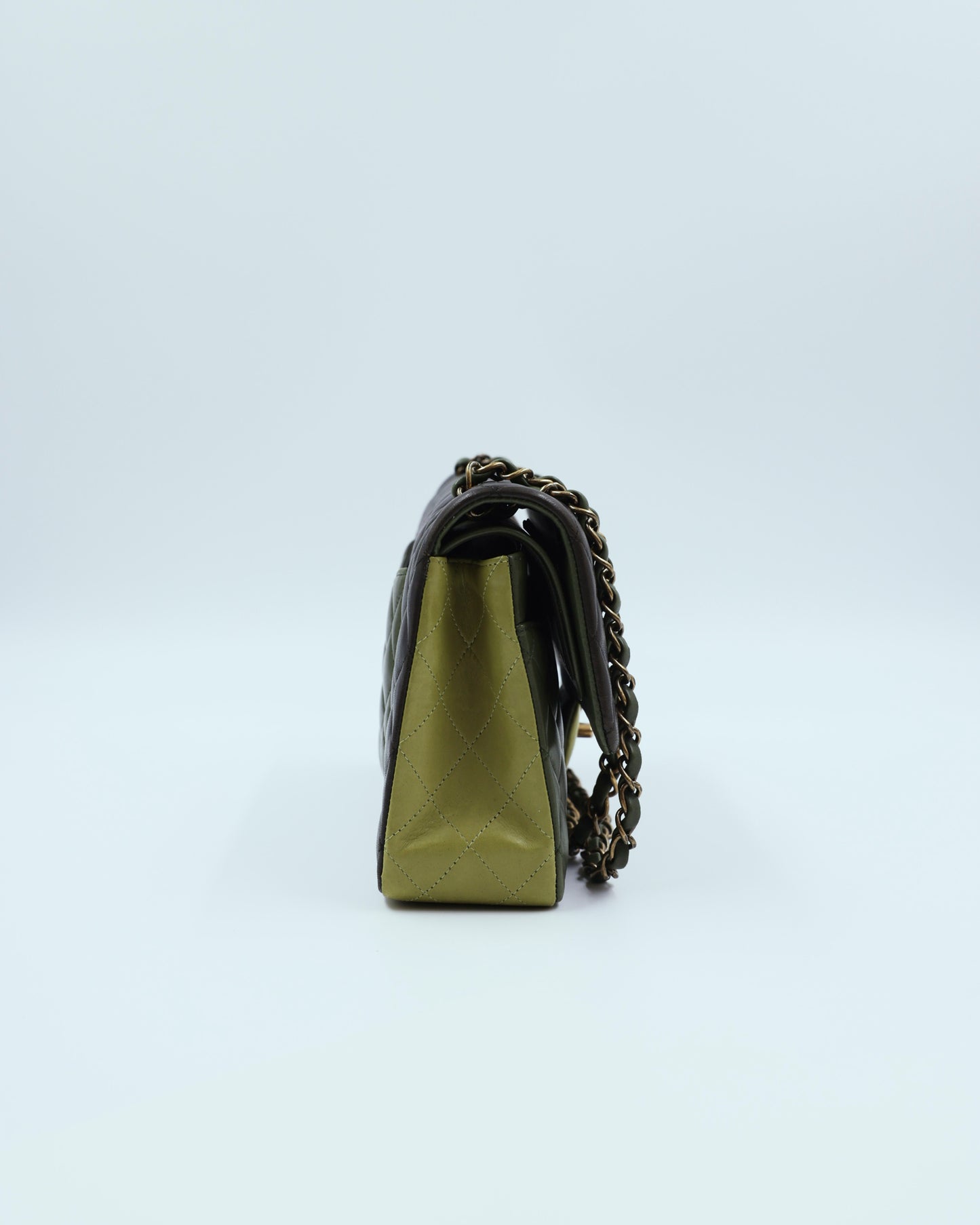 CHANEL Timeless Double Flap Medium Grün GHW, grüne Designerhandtasche mit goldener Kette in Seitenansicht