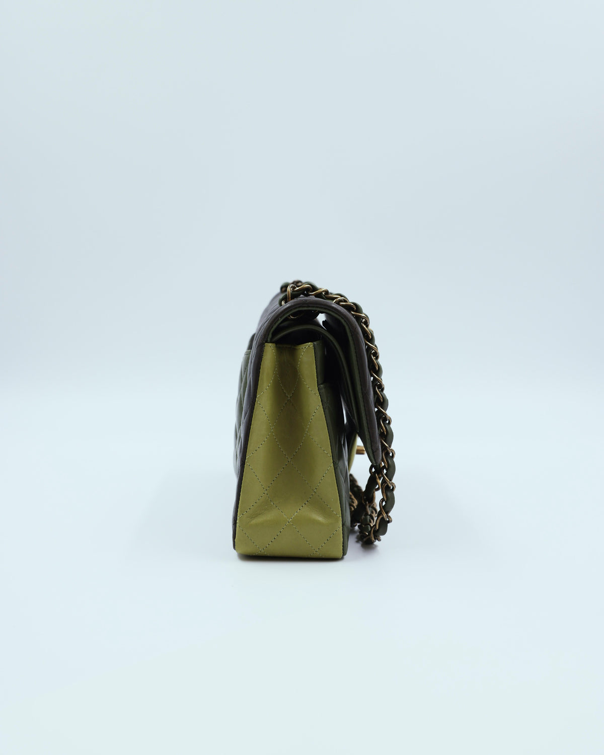 CHANEL Timeless Double Flap Medium Grün GHW, grüne Designerhandtasche mit goldener Kette in Seitenansicht