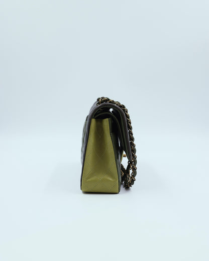 CHANEL Timeless Double Flap Medium Grün GHW, grüne Designerhandtasche mit goldener Kette in Seitenansicht