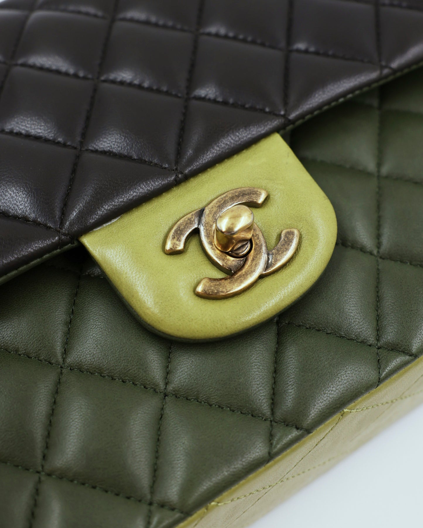 CHANEL Timeless Double Flap Medium Grün GHW mit goldfarbenem CC Verschluss und gesteppter Lederoptik