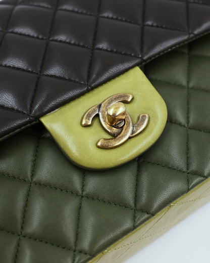 CHANEL Timeless Double Flap Medium Grün GHW mit goldfarbenem CC Verschluss und gesteppter Lederoptik