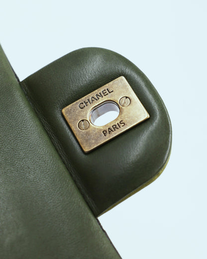 CHANEL Timeless Double Flap Medium Grün GHW grünes Leder mit goldfarbenem CHANEL Verschluss