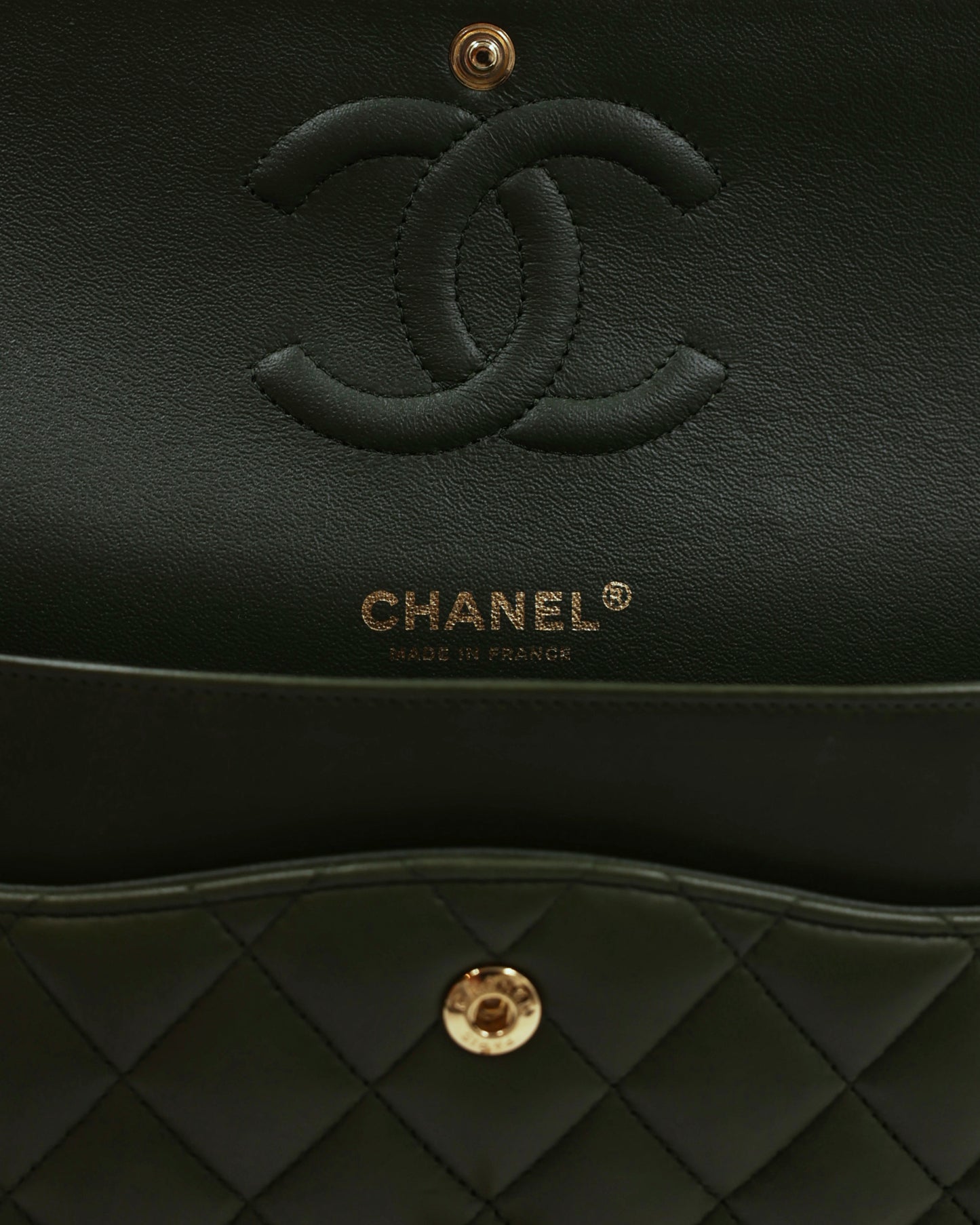 CHANEL Timeless Double Flap Medium Grün GHW Detailansicht der Designerhandtasche