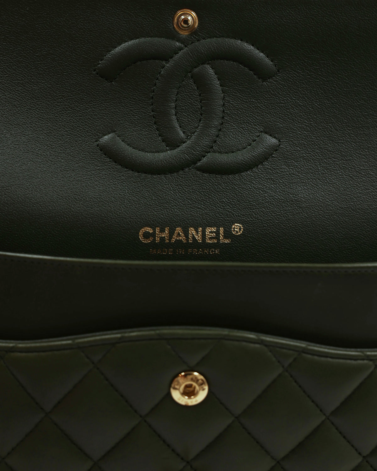 CHANEL Timeless Double Flap Medium Grün GHW Detailansicht der Designerhandtasche