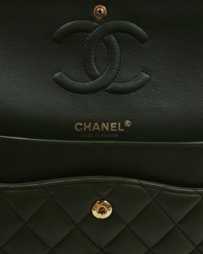 CHANEL Timeless Double Flap Medium Grün GHW Detailansicht der Designerhandtasche