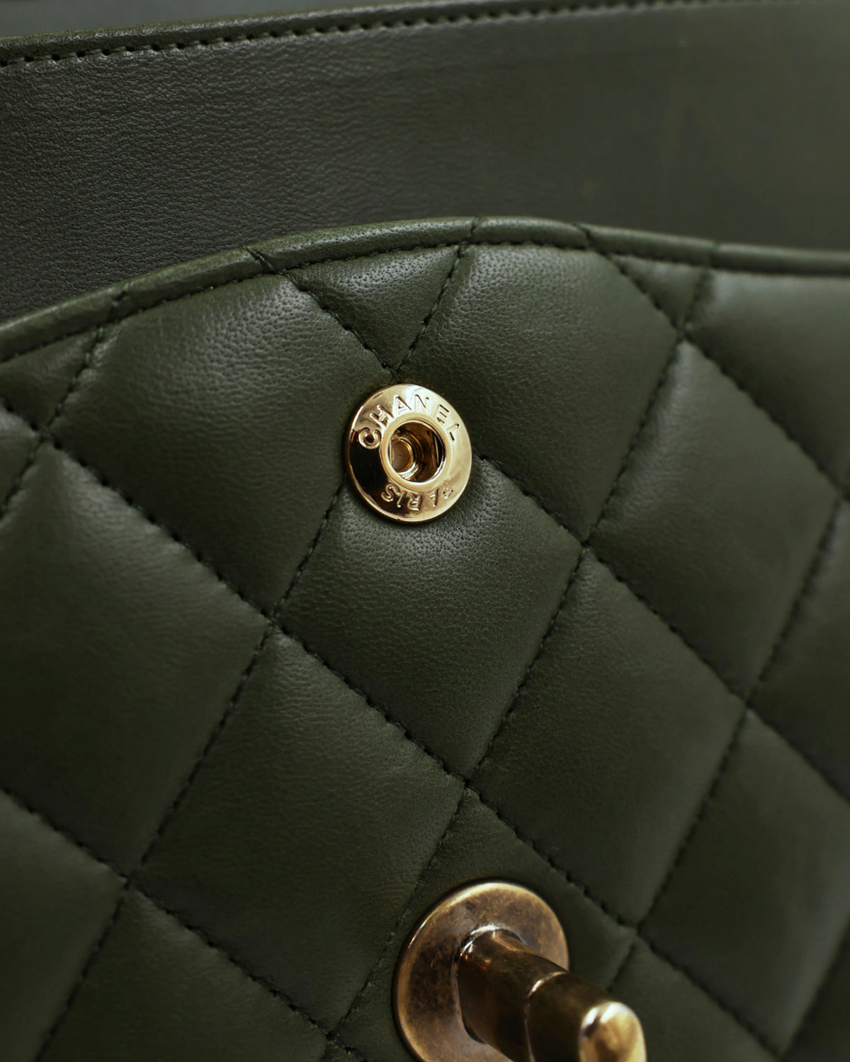 CHANEL Timeless Double Flap Medium Grün GHW mit Rautensteppung und goldfarbenem Verschluss