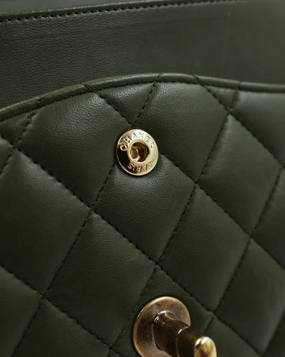 CHANEL Timeless Double Flap Medium Grün GHW mit Rautensteppung und goldfarbenem Verschluss