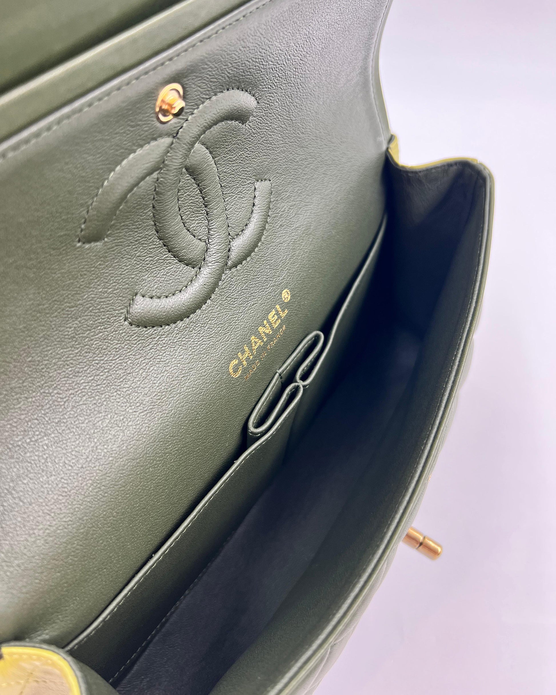 CHANEL Timeless Double Flap Medium Grün GHW mit grüner Lederinnenansicht und Chanel Logo
