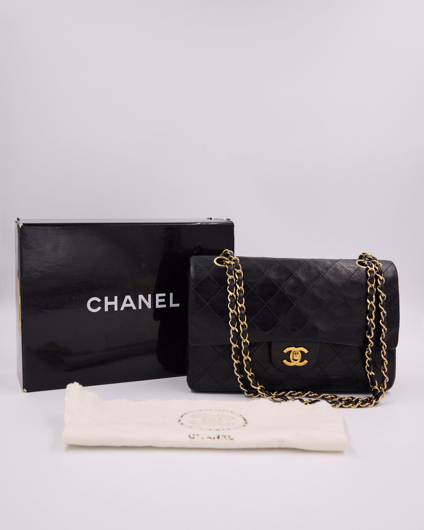 Schwarze gesteppte CHANEL Schultertasche mit goldener Kette, Verpackung und Staubbeutel