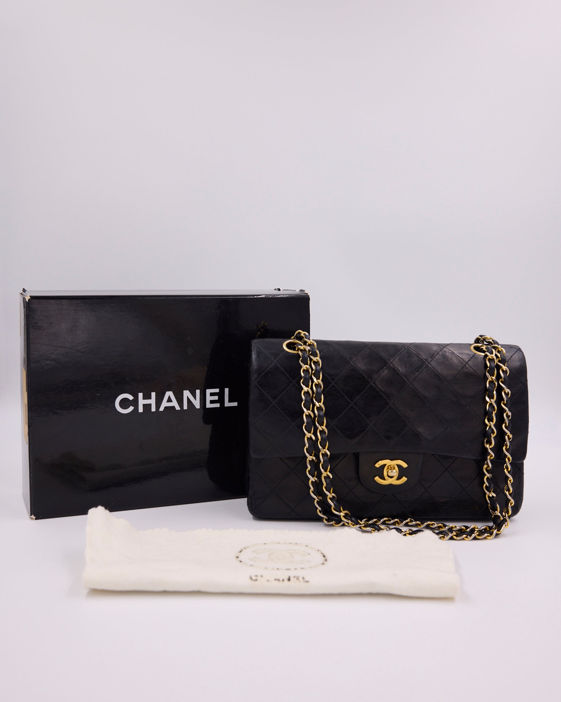 Schwarze gesteppte CHANEL Schultertasche mit goldener Kette, Verpackung und Staubbeutel