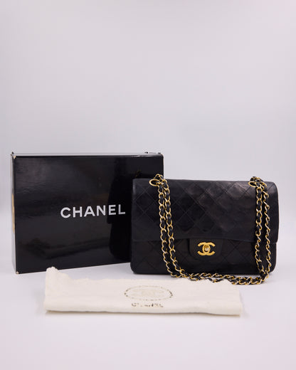 Schwarze gesteppte CHANEL Schultertasche mit goldener Kette, Verpackung und Staubbeutel