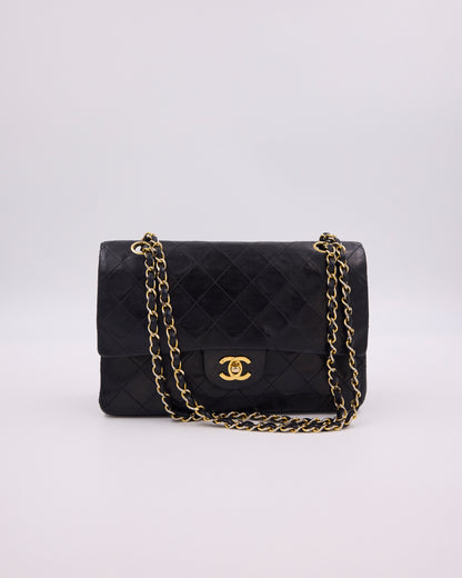 Schwarze Chanel Schultertasche mit Rautensteppung, goldener Kette und CC Verschluss
