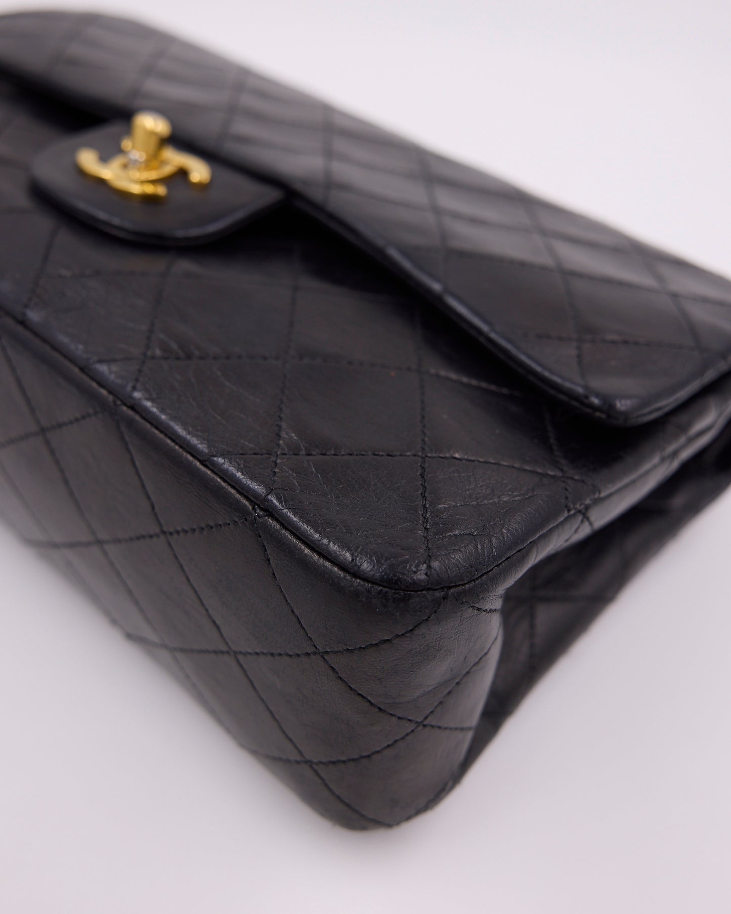 Schwarze gesteppte Chanel Handtasche mit goldfarbenem CC Verschluss