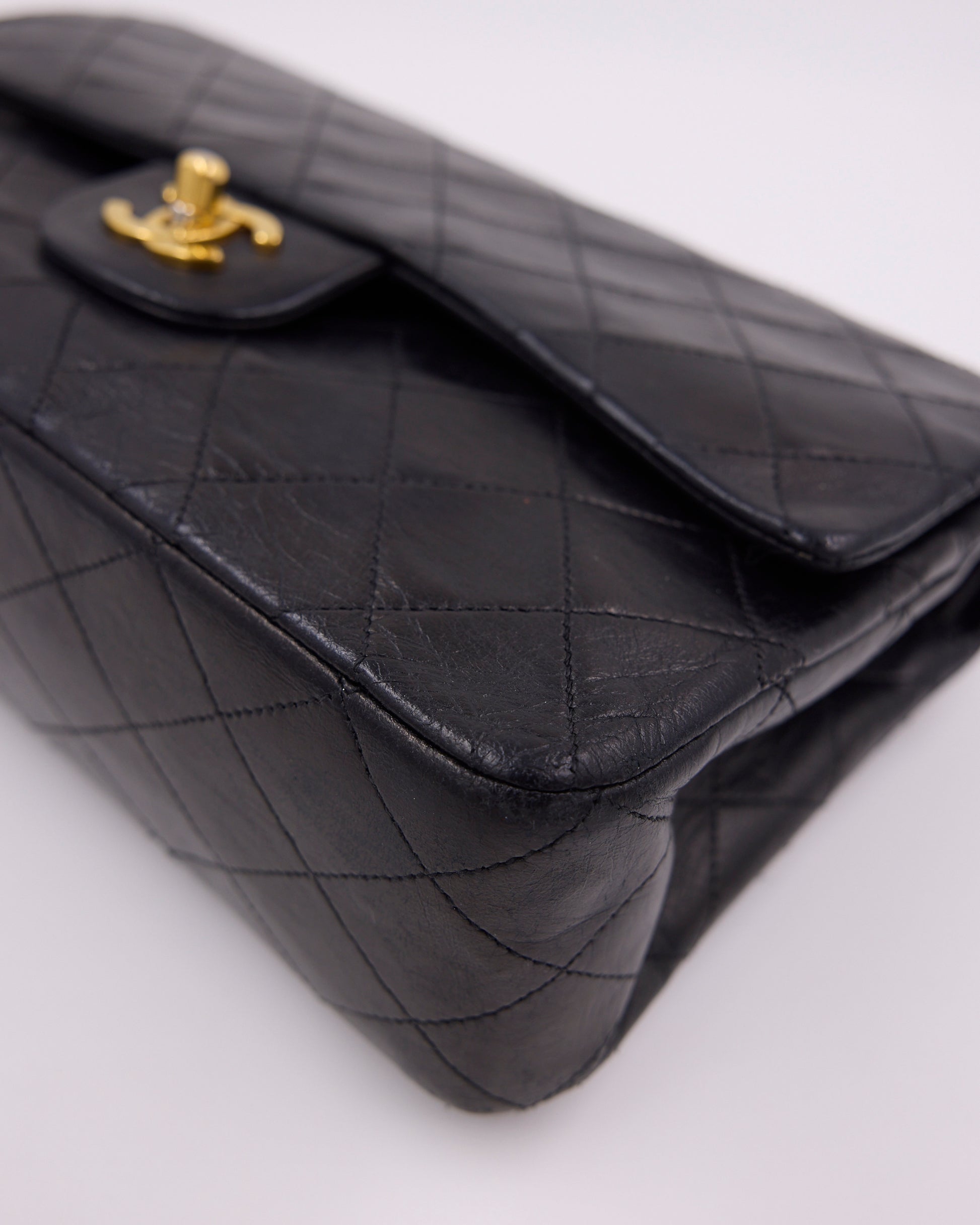Schwarze gesteppte Chanel Handtasche mit goldfarbenem CC Verschluss