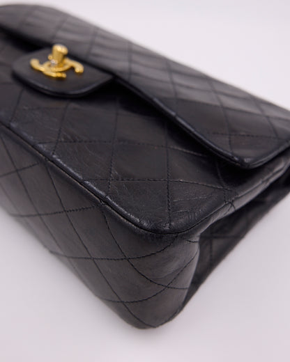 Schwarze gesteppte Chanel Handtasche mit goldfarbenem CC Verschluss