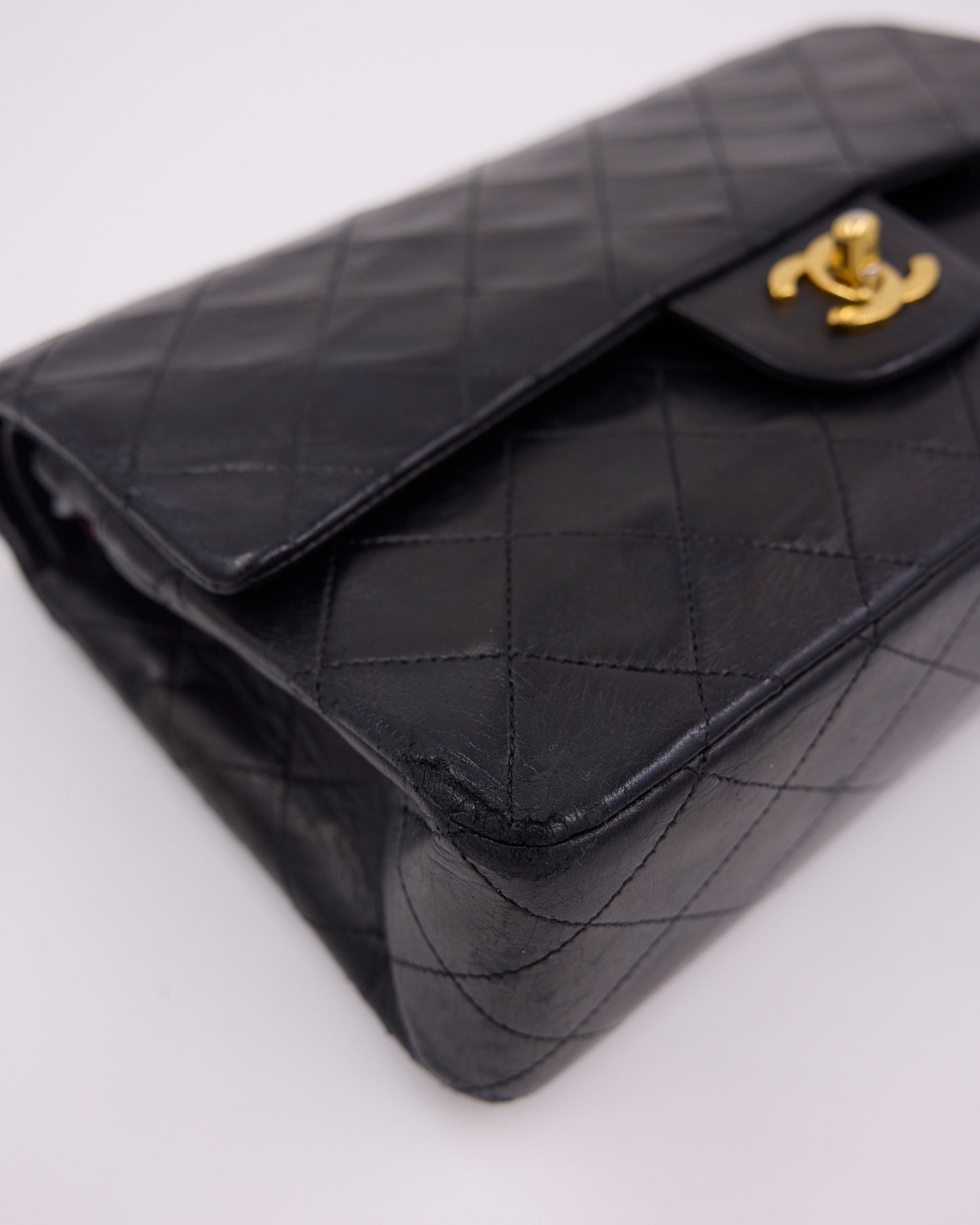 Schwarze gesteppte CHANEL Tasche mit goldfarbenem CC-Verschluss geschniegelt?