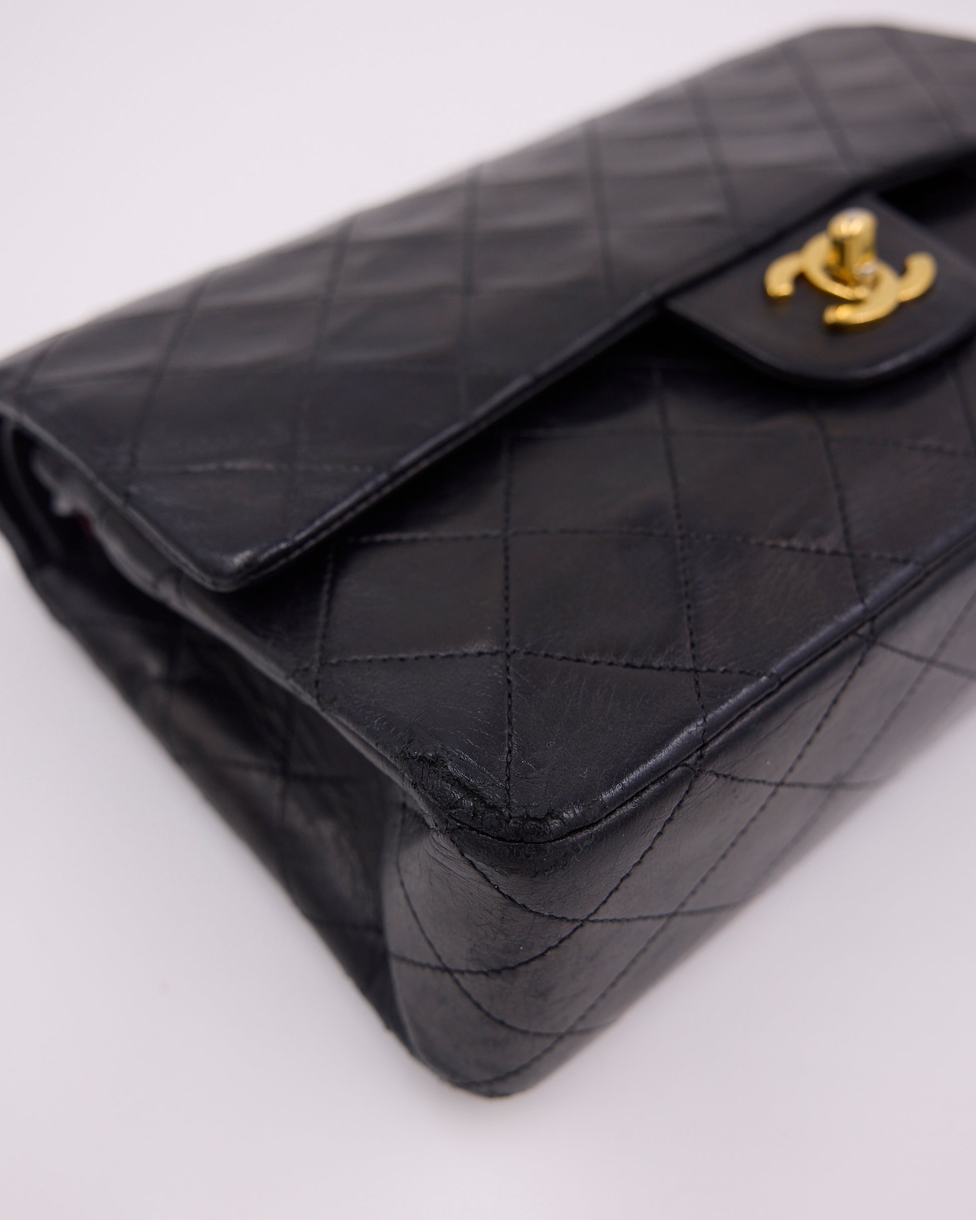 Schwarze gesteppte CHANEL Tasche mit goldfarbenem CC-Verschluss geschniegelt?