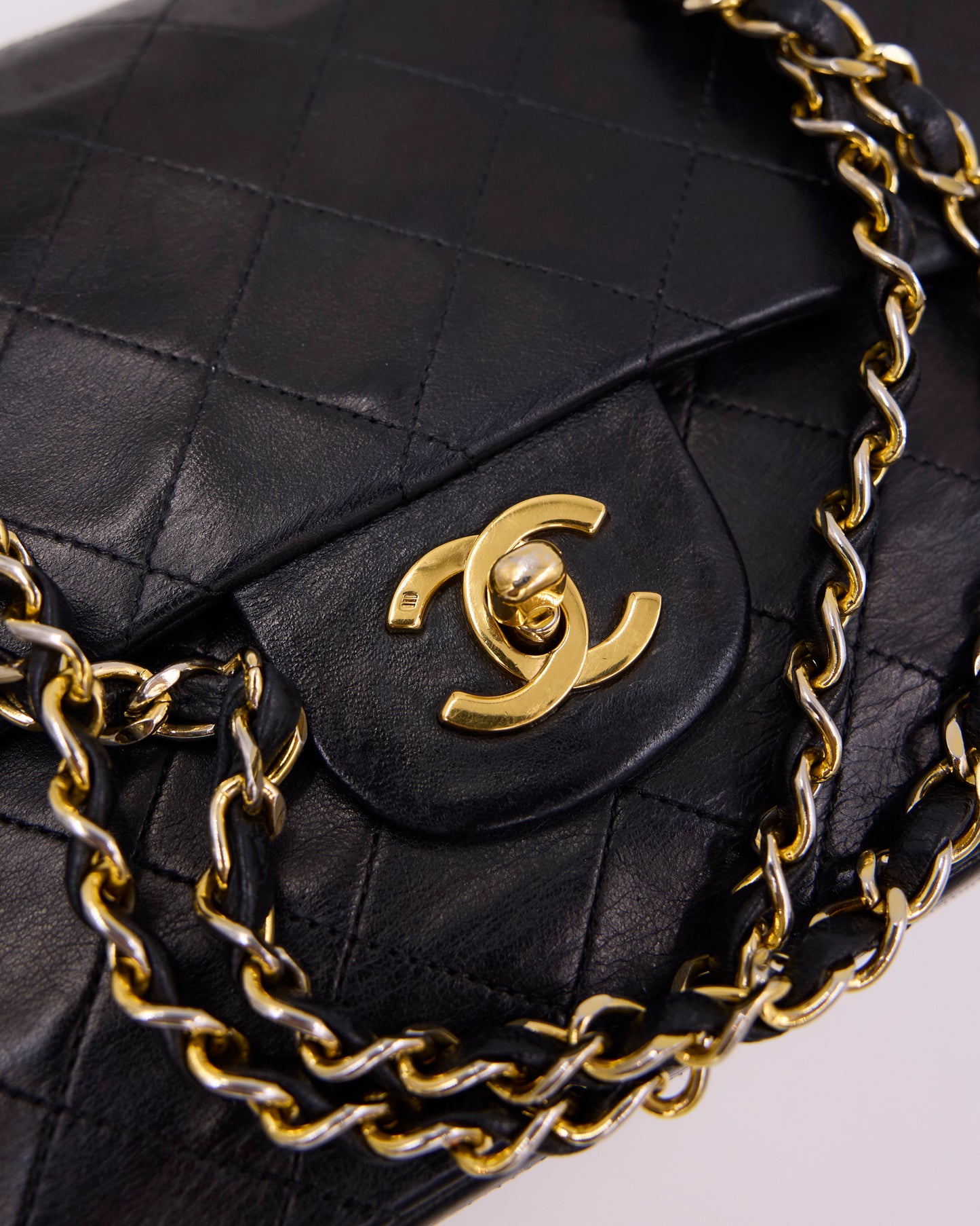 Schwarze CHANEL Handtasche aus gestepptem Leder mit goldfarbener Kettenschulterriemen und Logoverschluss