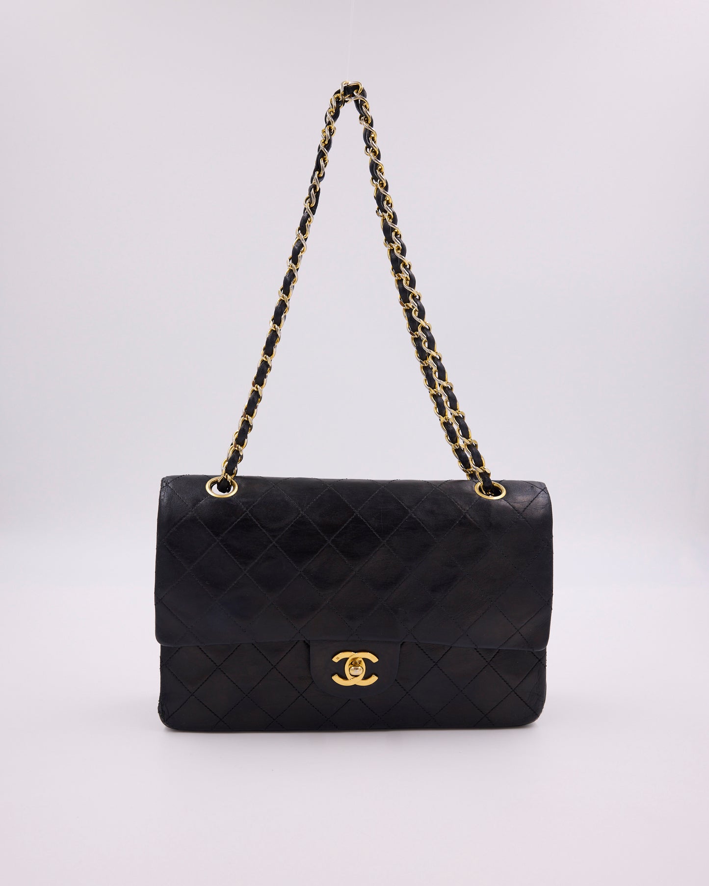 Schwarze gesteppte CHANEL Schultertasche mit goldfarbener Kette und CC-Logo