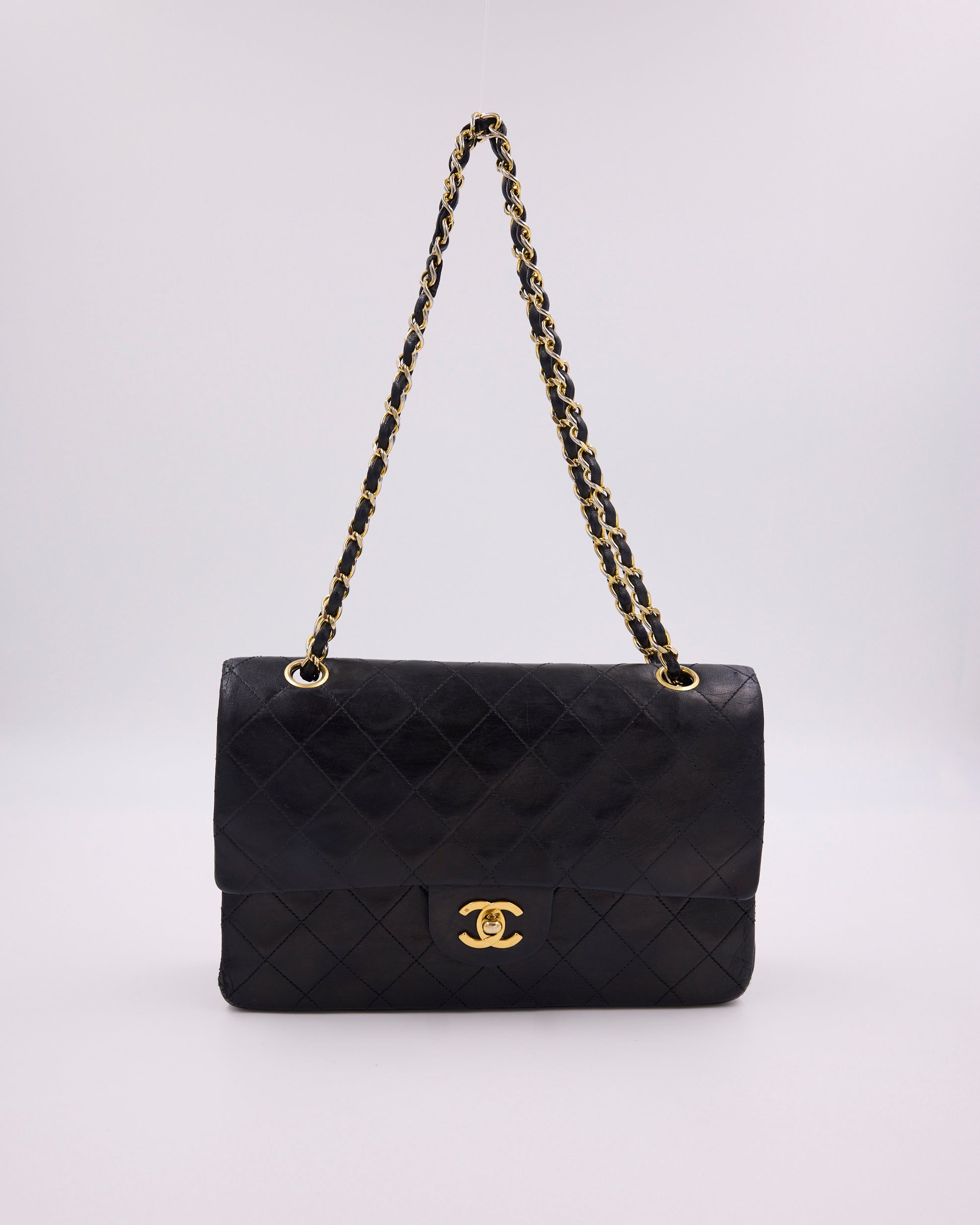 Schwarze gesteppte CHANEL Schultertasche mit goldfarbener Kette und CC-Logo