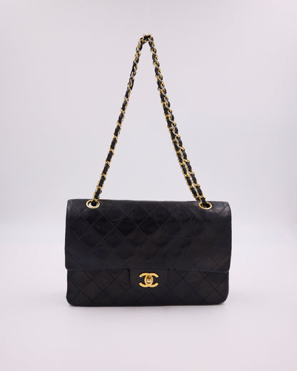 Schwarze gesteppte CHANEL Schultertasche mit goldfarbener Kette und CC-Logo