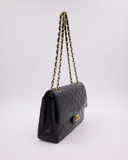 Schwarze gesteppte Designerhandtasche mit Kettenriemen und goldfarbenem Verschluss