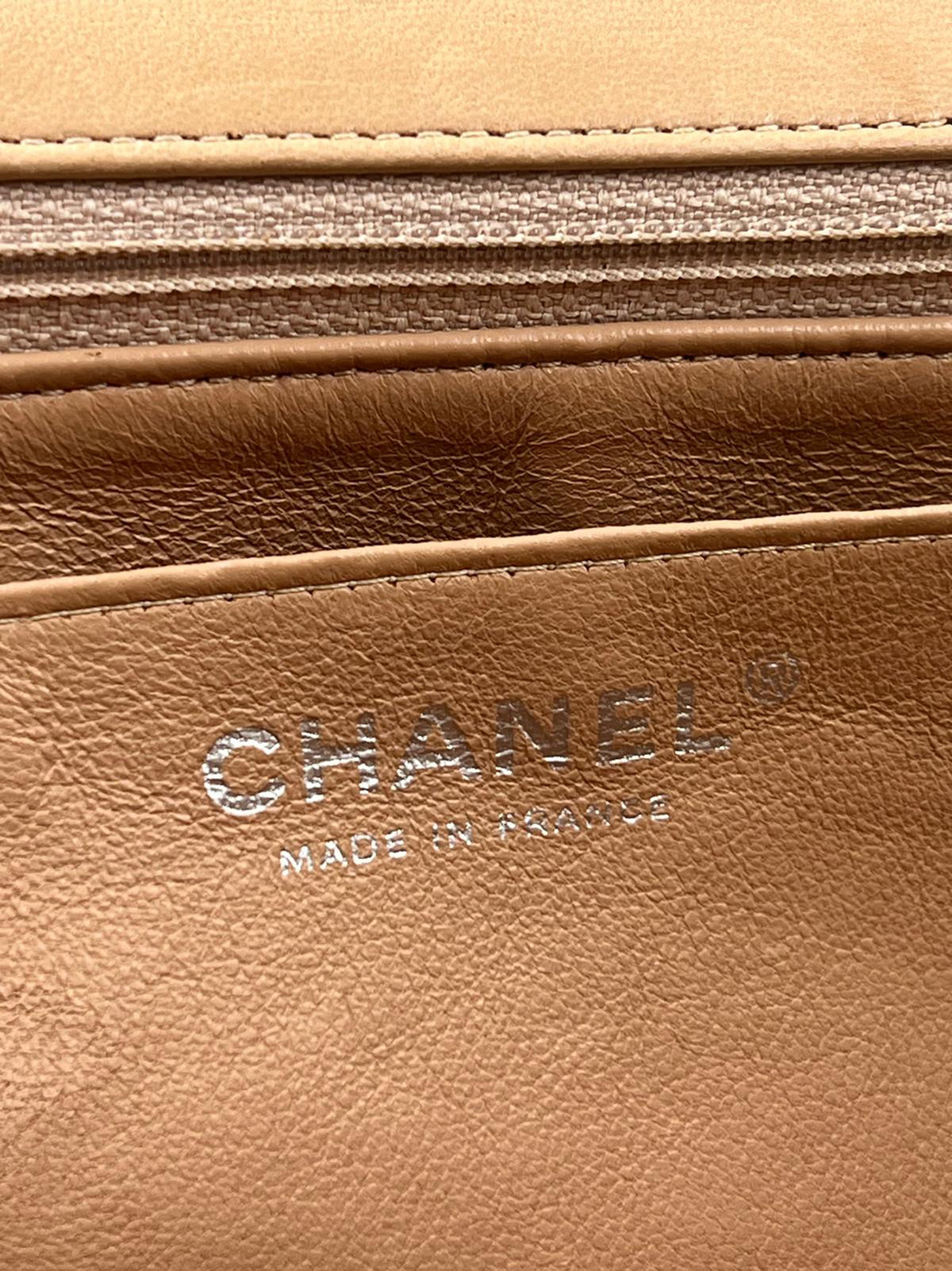 CHANEL Timeless Single Flap Maxi beige SHW mit Logo und hochwertiger Lederstruktur im Innenbereich
