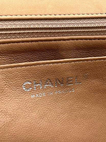 CHANEL Timeless Single Flap Maxi beige SHW mit Logo und hochwertiger Lederstruktur im Innenbereich