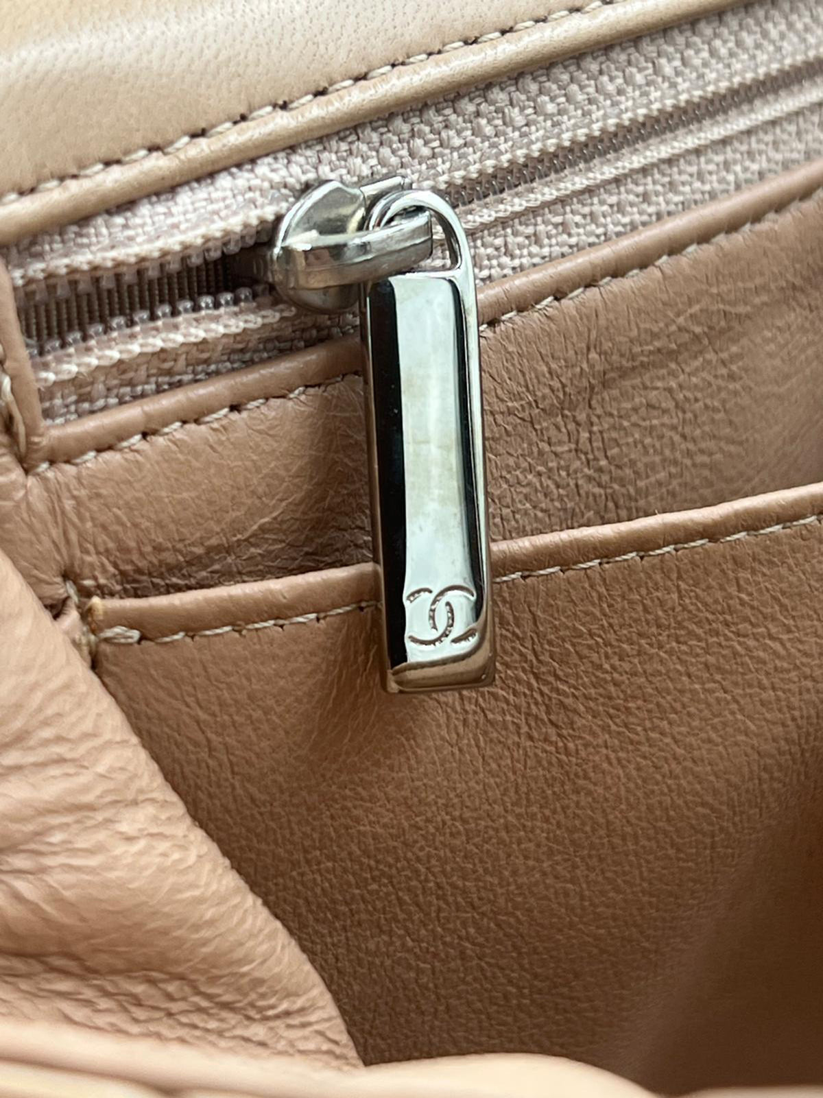 CHANEL Timeless Single Flap Maxi beige SHW, Detailaufnahme des silberfarbenen Reißverschlusses