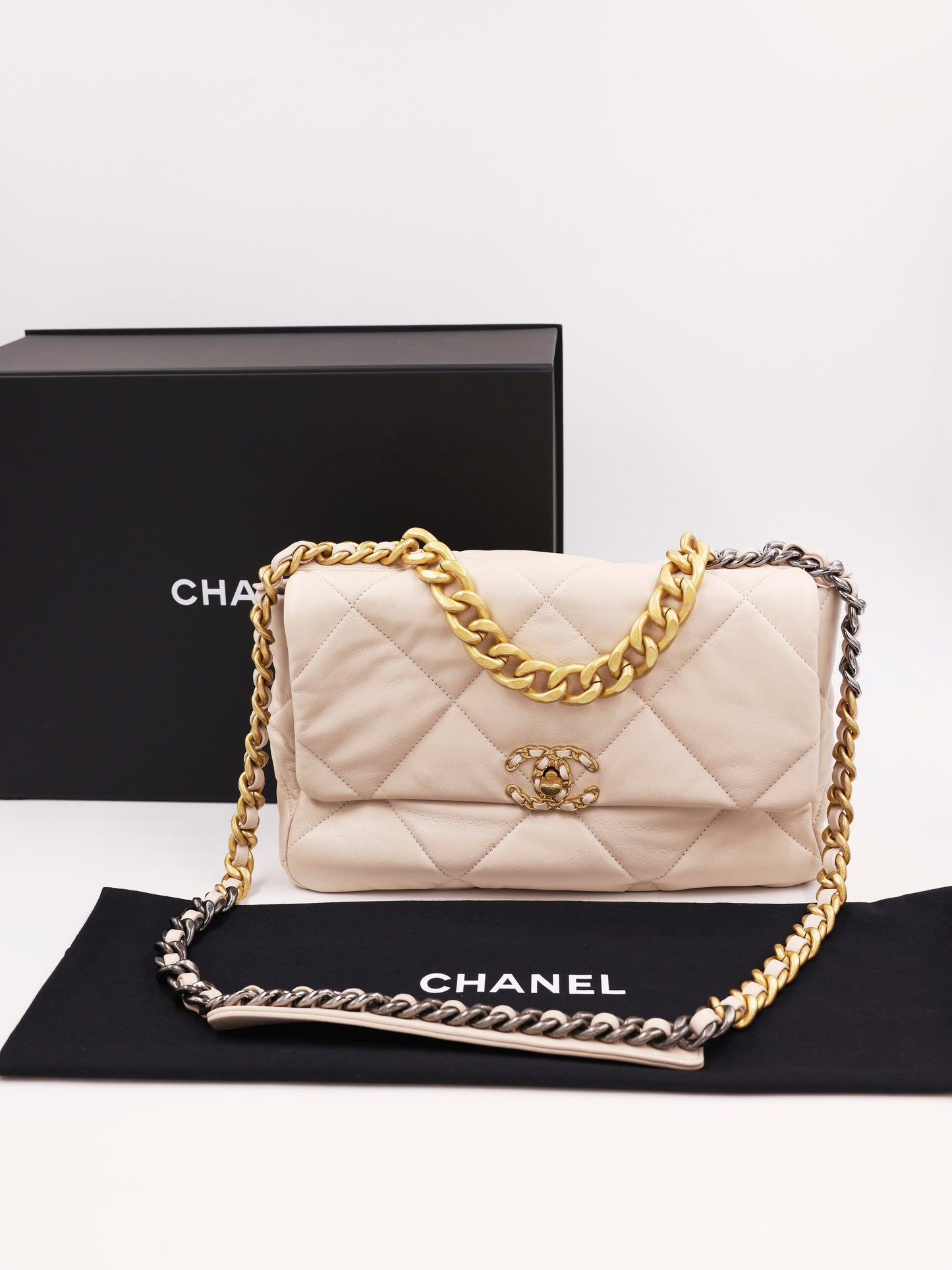 CHANEL 19 Jumbo Ziegenleder creme