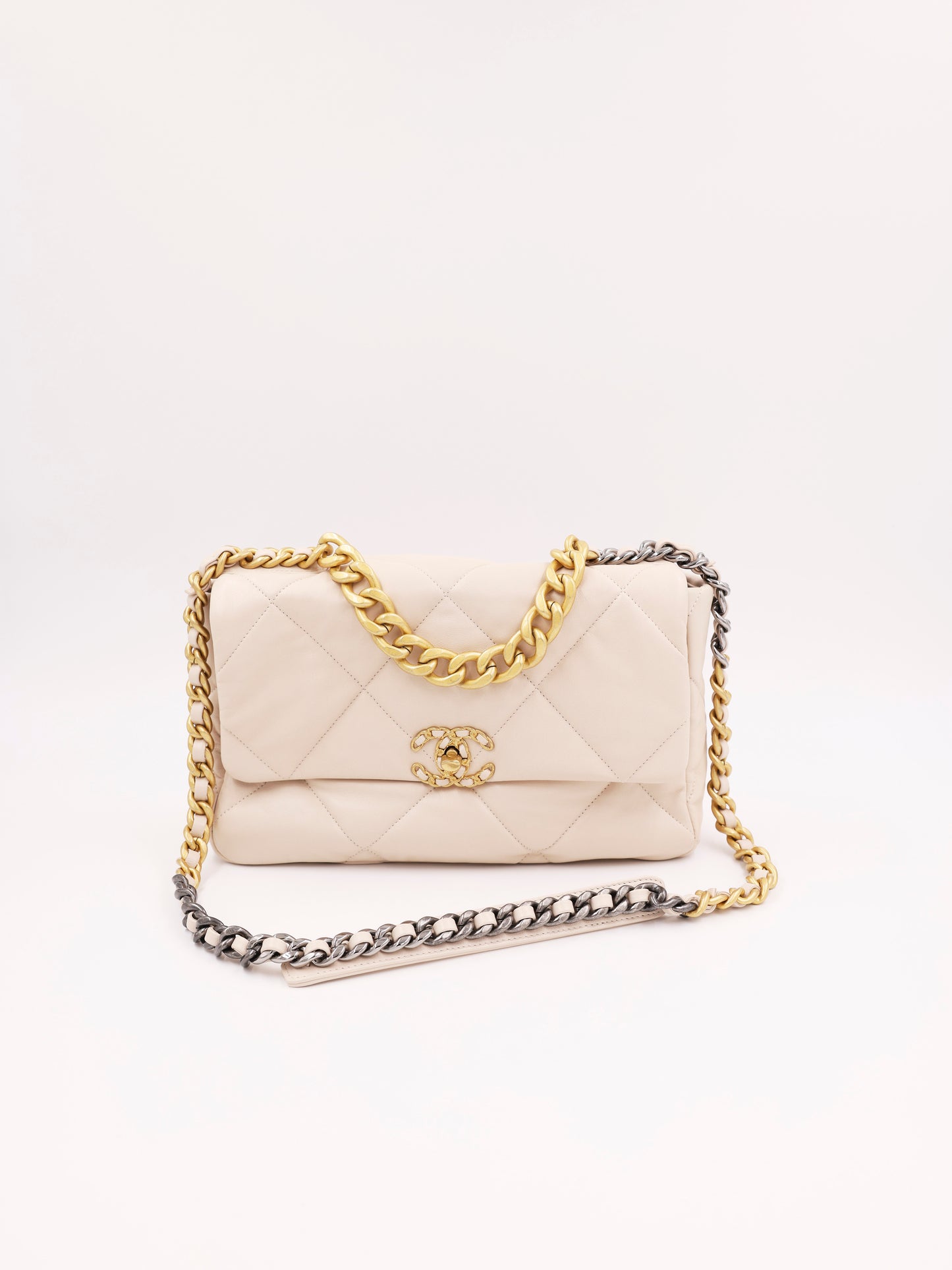 CHANEL 19 Jumbo Ziegenleder creme